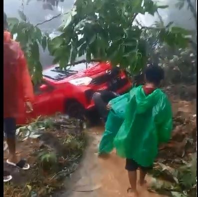 Longsor di Sitinjau Lauik Padang Seret Mobil hingga Timbun 2 Pemotor