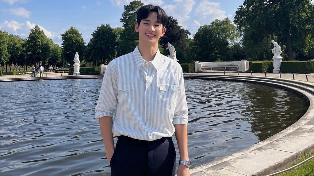 Momen Kim Soo Hyun Tiru Adegan Menggemaskan Queen of Tears di Baeksang Arts Awards 2024, Warganet: Papi Ketawanya pi!