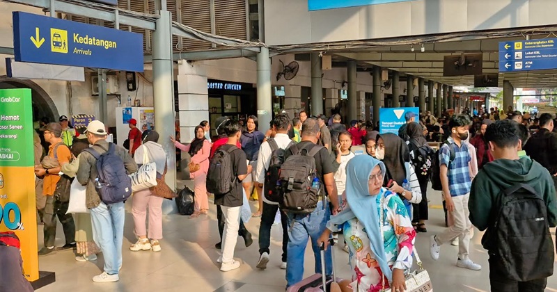 Penumpang Kereta Padati Stasiun Pasar Senen di Hari Pertama Libur Panjang, Begini Situasinya