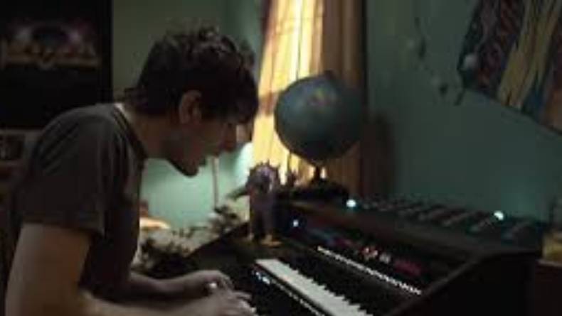 Makna Lagu Fireflies - Owl City yang Viral di Instagram dan TikTok 