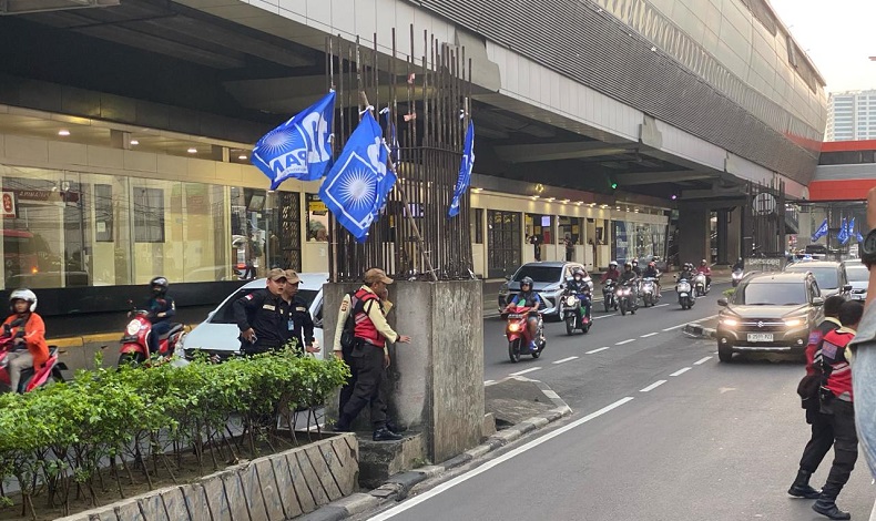 Heboh Pekerja Jatuh dari Atas Stasiun LRT Kuningan