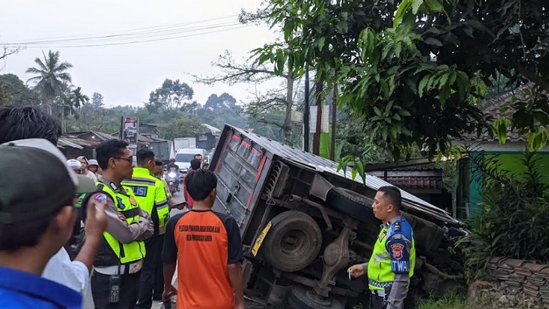 Sopir Mengantuk, Truk Boks Tabrak Musala di Parungkuda Sukabumi
