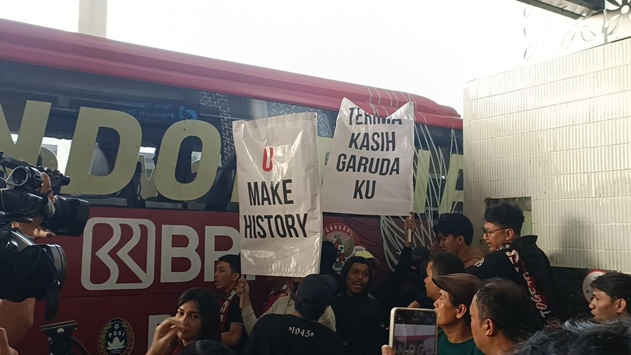 Timnas Indonesia U-23 Disambut Meriah Suporter di Bandara Soetta, Nyanyian Dukungan Menggema