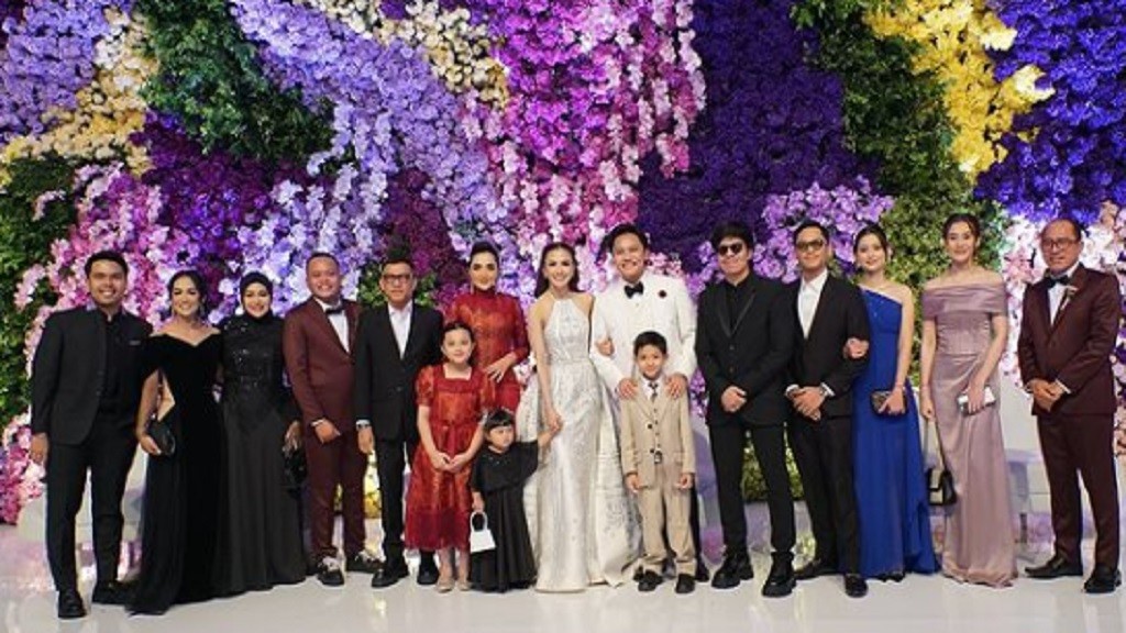 Momen Keluarga Anang Hermansyah Kondangan di Pernikahan Rizky Febian dan Mahalini Curi Perhatian Warganet: Masya Allah Rukun!