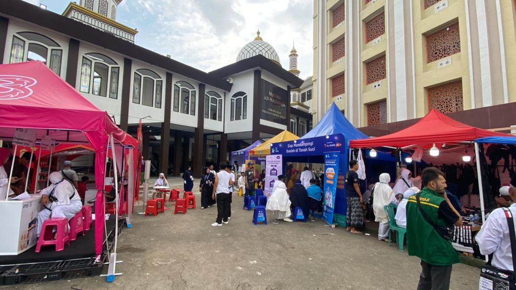 Jelang Keberangkatan ke Tanah Suci, Booth Ini Ramai Didatangi Calon Jemaah Haji 