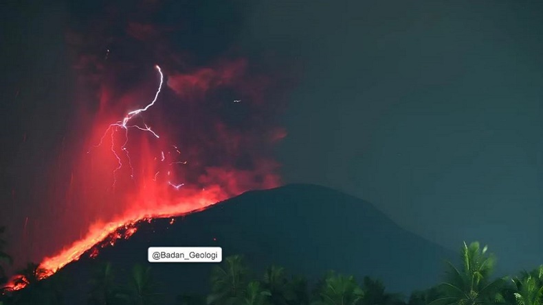 Gunung Ibu Meletus Dahsyat, Tinggi Kolom Abu 4.000 Meter hingga Ciptakan Badai Petir Vulkanis