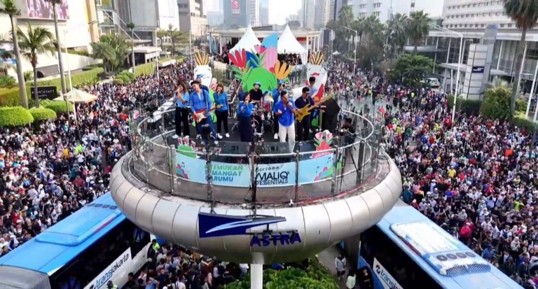 Ribuan Masyarakat Sambut Antusias Mini Konser Maliq & D’Essentials di Bundaran HI Astra
