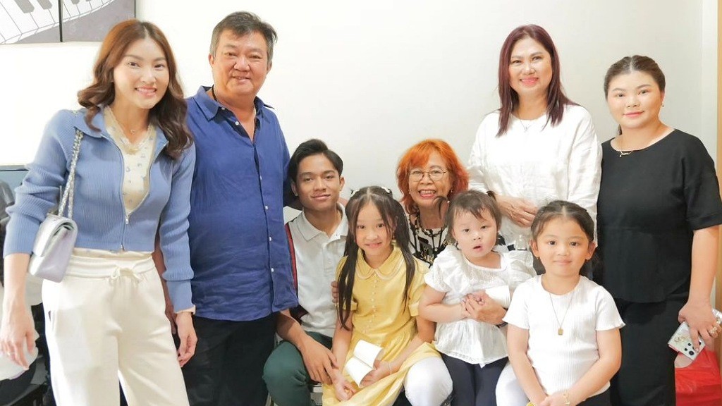 Sarwendah Temani Anak Tampil di Panggung Tanpa Kehadiran Ruben Onsu, Netizen: Sedih Lihatnya!