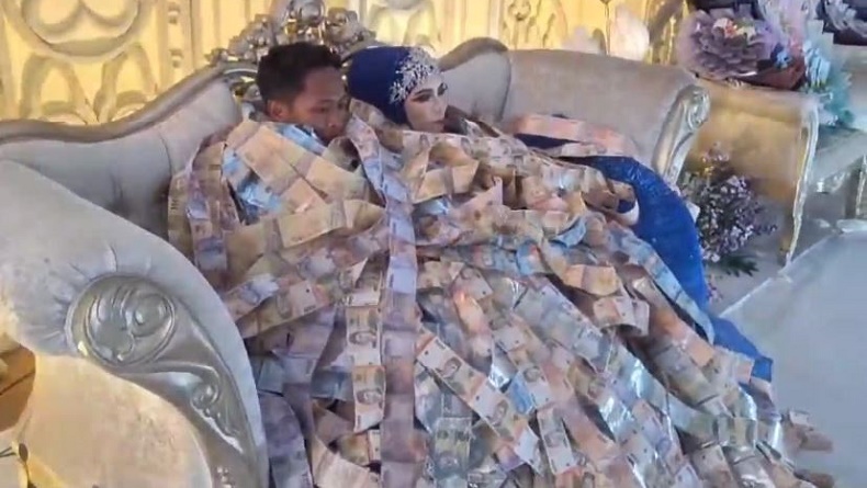 Viral Pernikahan bak Anak Sultan di Madura, Pengantin Mandi Duit dari Tamu Undangan