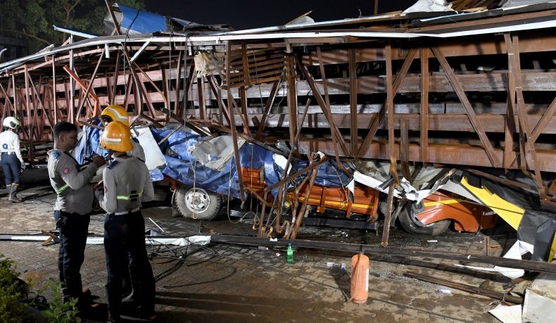 Papan Reklame Raksasa Ambruk akibat Angin Kencang, 14 Orang Tewas