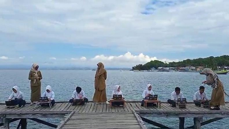 Viral Siswa SMPN 31 di Pulau Sembilan Ujian di Dermaga karena Terkendala Jaringan Internet