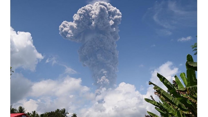 Gunung Ibu Meletus Siang Ini, Muntahkan Kolom Abu Setinggi 5.000 Meter