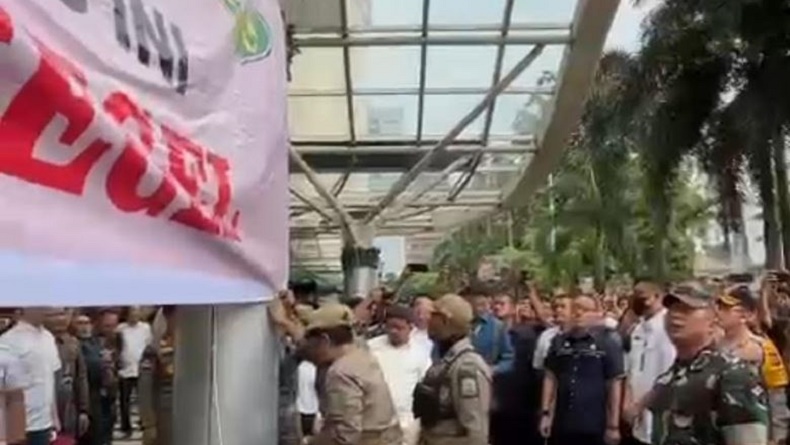 Bobby Nasution Segel Mal Center Point Medan, Tunggak Pajak Rp250 Miliar