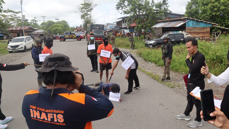 Rekonstruksi Penganiayaan hingga Tewas Anggota Polres Yahukimo Hadirkan 5 Tersangka