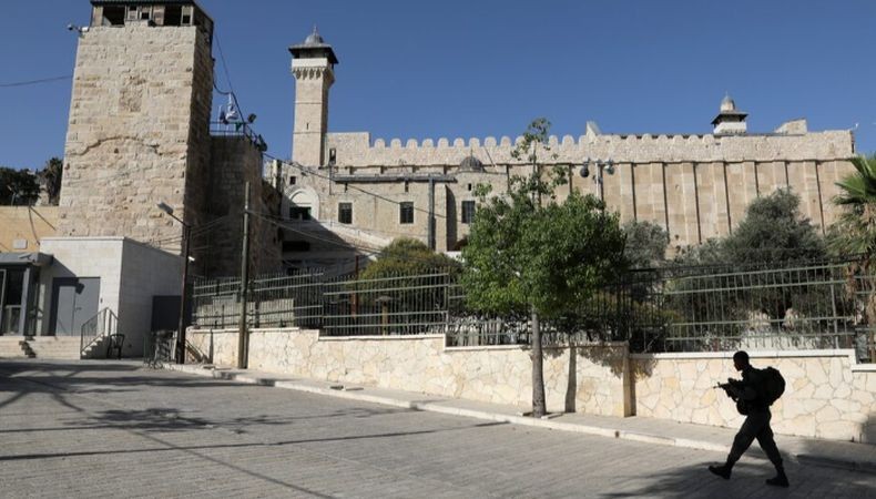 Pasukan Israel Serbu Masjid Ibrahim di Tepi Barat, Larang Azan dan Salat