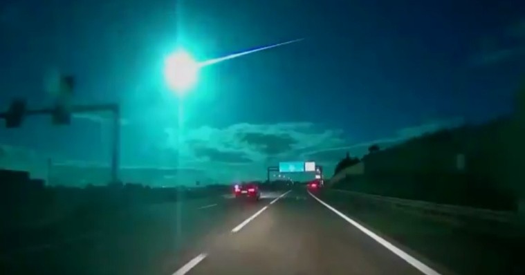 Momen Langka, Warga Spanyol dan Portugal Saksikan Hujan Meteor Langit Mendadak Terang
