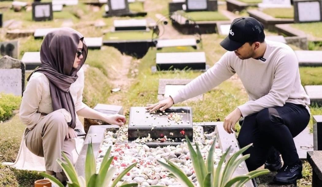 Thariq Halilintar Datangi Makam Adjie Massaid Minta Izin Nikahi Aaliyah, Netizen Terharu