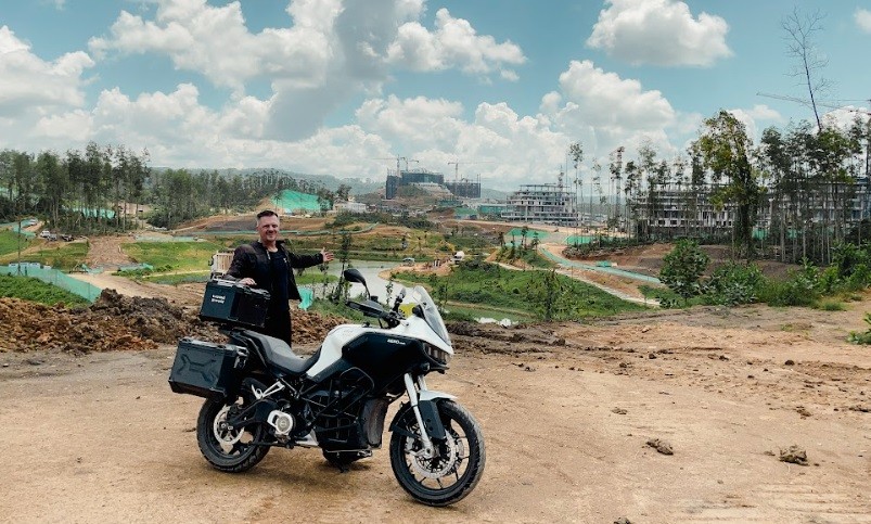 Orang Pertama Keliling Dunia Pakai Motor Listrik Roman Nedielka Tiba di IKN