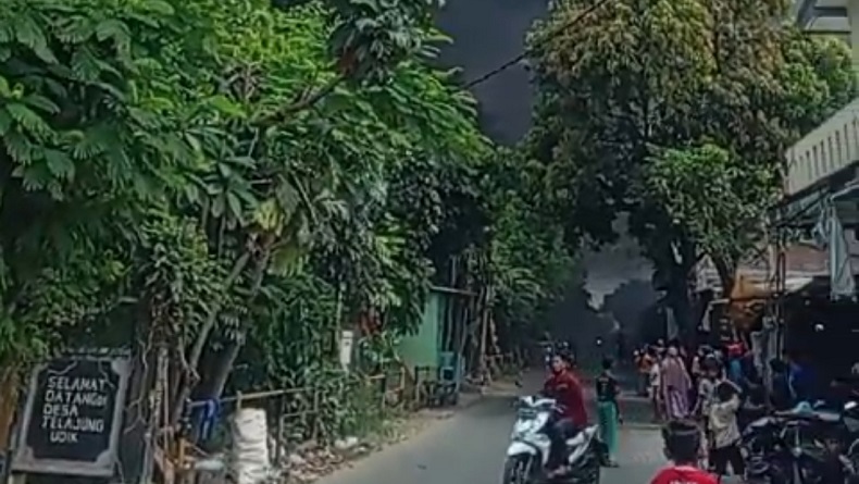 Pabrik di Gunung Putri Bogor Kebakaran, Asap Hitam Membubung ke Udara