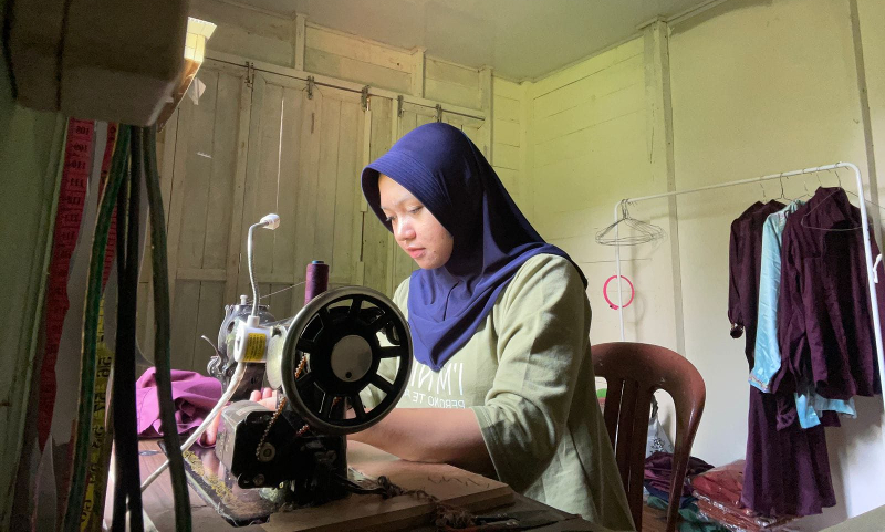 Kisah Inspiratif Wiwin Ayuni Bangun Usaha Menjahit Usai Ikuti Pelatihan Vokasi PHR
