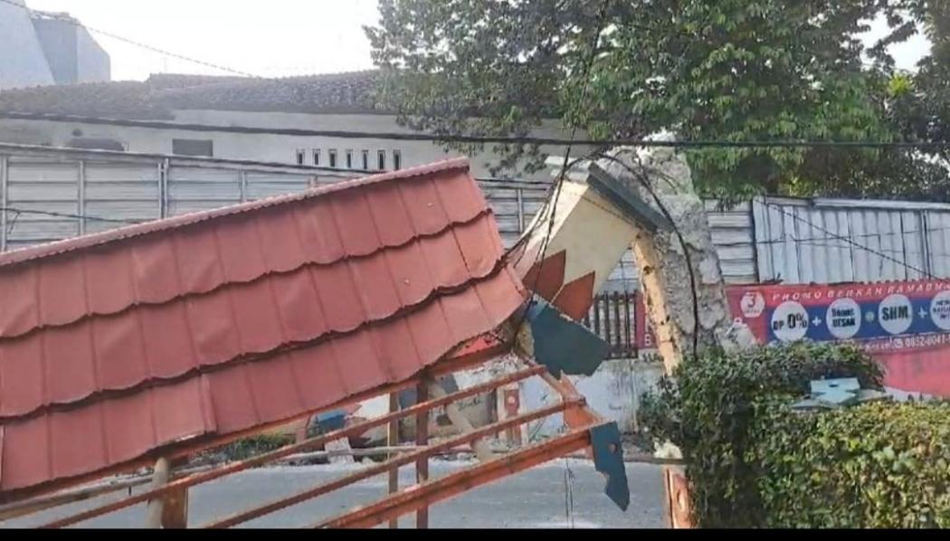 Ngaku Tersesat Maps, Sopir Truk Tabrak Gapura hingga Ambruk