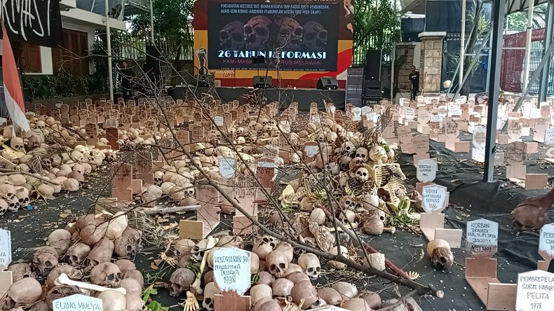 Aktivis 98 Aksi Simbolis Pajang 2.000 Tengkorak, Peringati 26 Tahun Reformasi