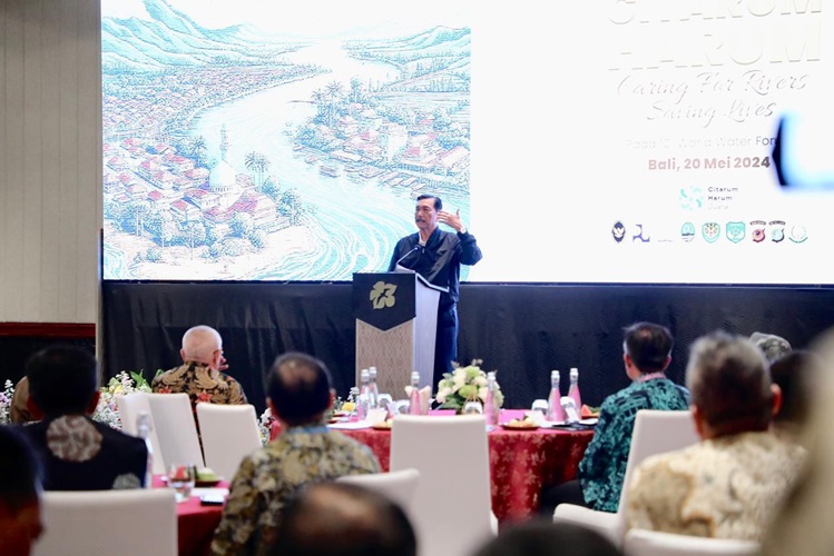 Luhut Sebut Tak Mudah Menghukum Industri Buang Limbah ke Sungai Citarum 