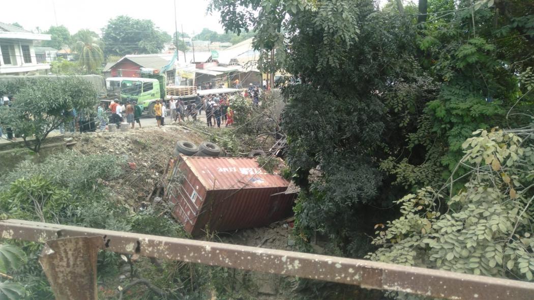 Truk Kontainer Seruduk Dua Kendaraan hingga Terperosok ke Jurang di Klapanunggal Bogor