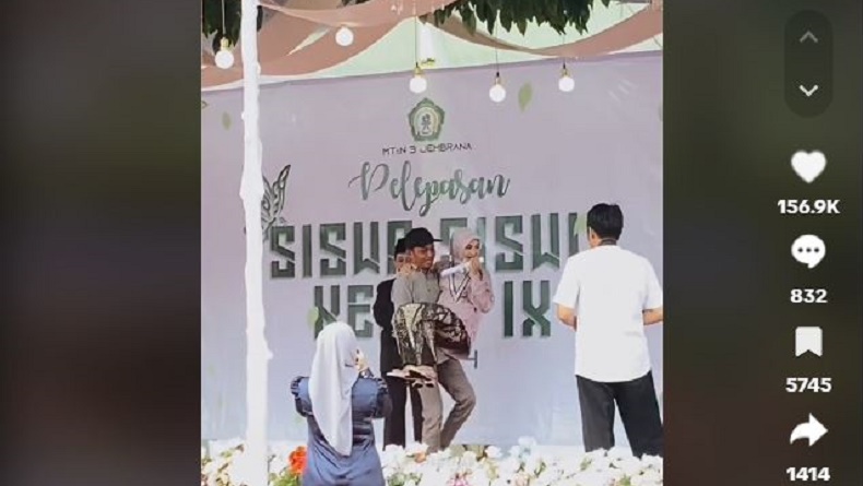 Viral Siswi SMP di Bali Digendong Ayah saat Wisuda karena Patah Tulang, Netizen Terharu