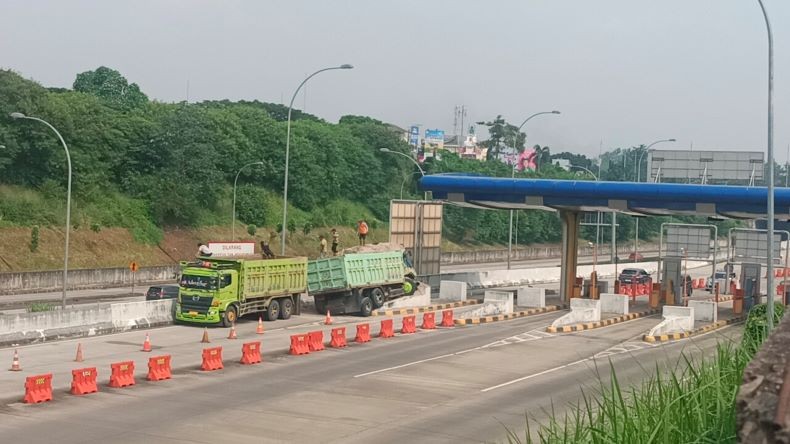 Truk Muatan Pasir Tabrak Pembatas GT Margonda Depok, Diduga Sopir Ngantuk