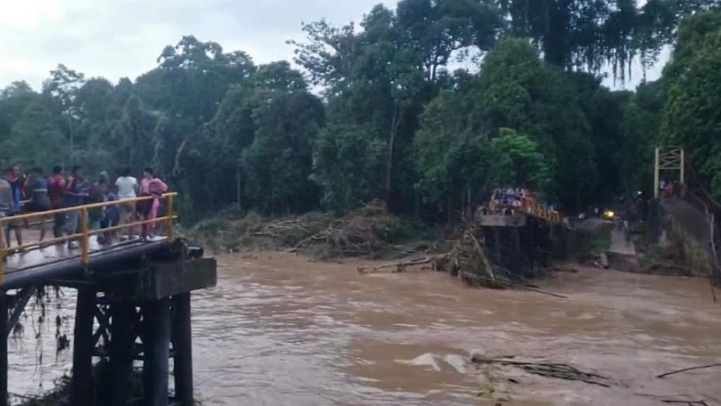 Banjir Rendam 5 Kecamatan di OKU Sumsel, 1 Rumah Hanyut dan 2 Jembatan Putus