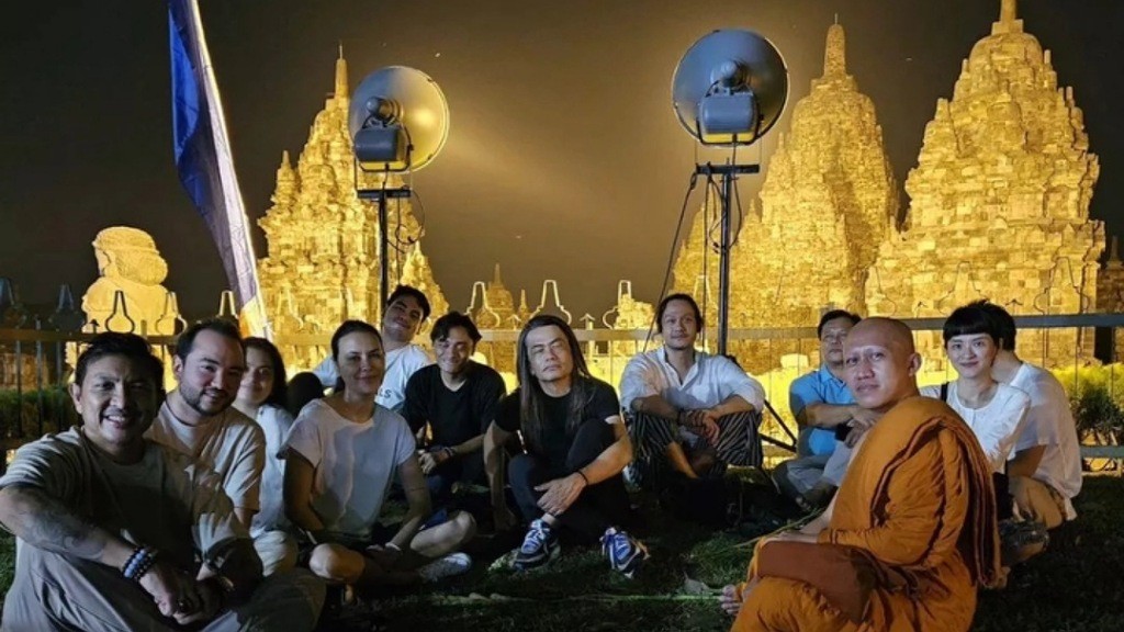 Artis Indonesia Rayakan Waisak di Candi Sewu, Ada Dwi Sasono hingga Sophia Latjuba 