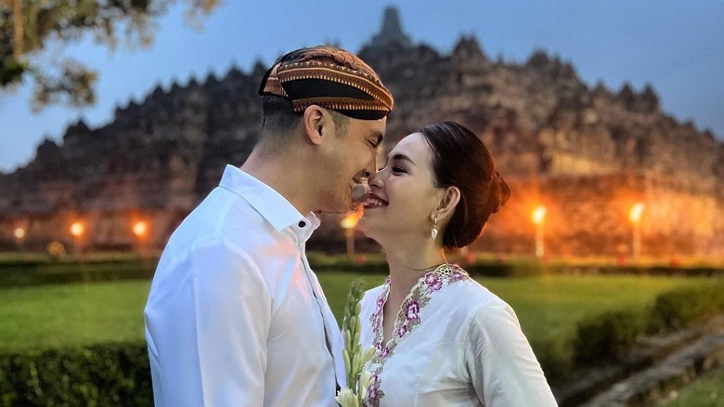 Momen Romantis Rendy Kjaernett dan Lady Nayoan Foto Depan Borobudur: Biarlah Ini Menceritakan Kisahnya