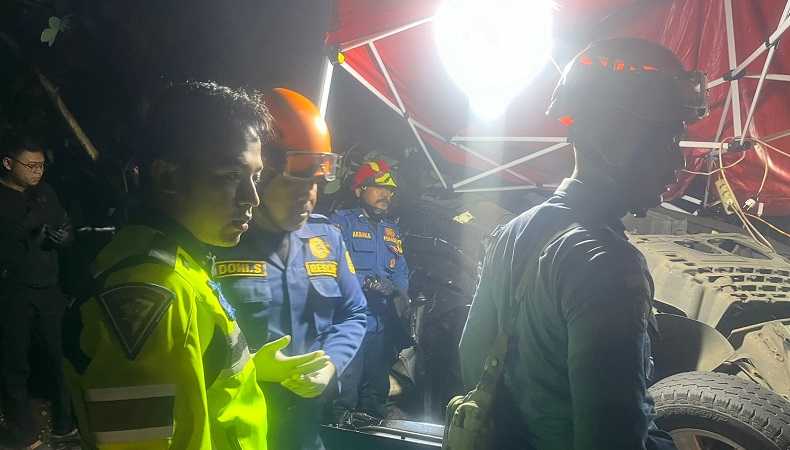 Minibus Tabrak Warung Tenda di Pakansari Cibinong, 1 Orang Tewas dan 3 Luka-Luka