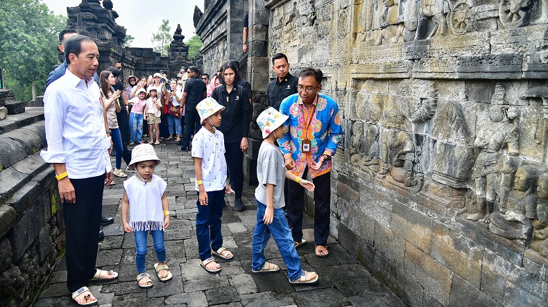 Jokowi Ajak Gibran hingga Jan Ethes Wisata ke Candi Borobudur