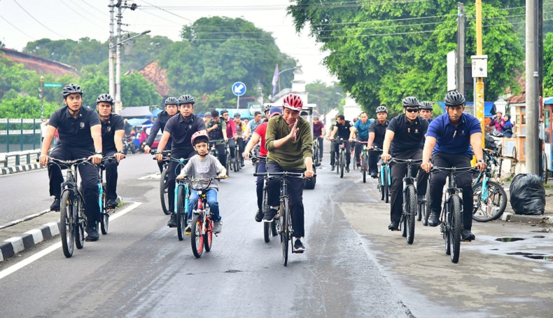 Momen Presiden Jokowi Gowes Dikawal Jan Ethes di Yogyakarta 