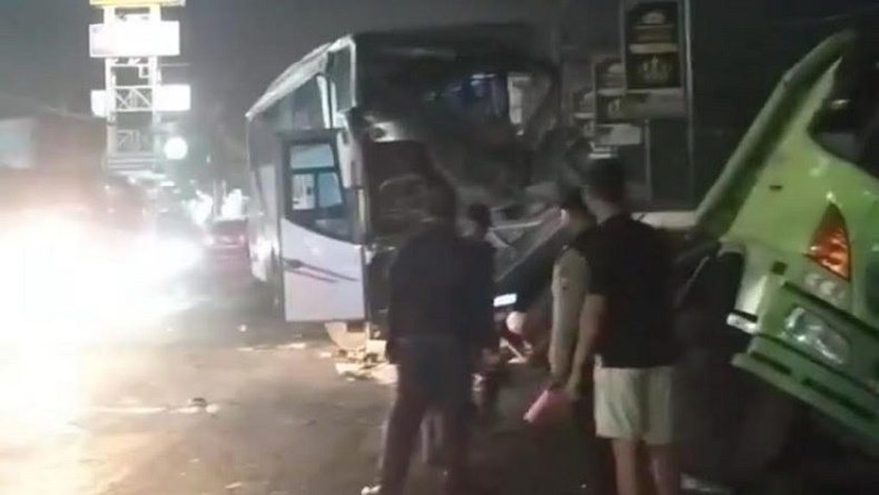Viral Kecelakaan di Sleman, Bus Tabrak Truk Tronton 6 Orang Terluka