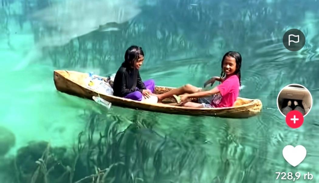 Bak di Negeri Dongeng, Viral 2 Bocah Mengayuh Sampan seperti Terbang di Atas Kaca