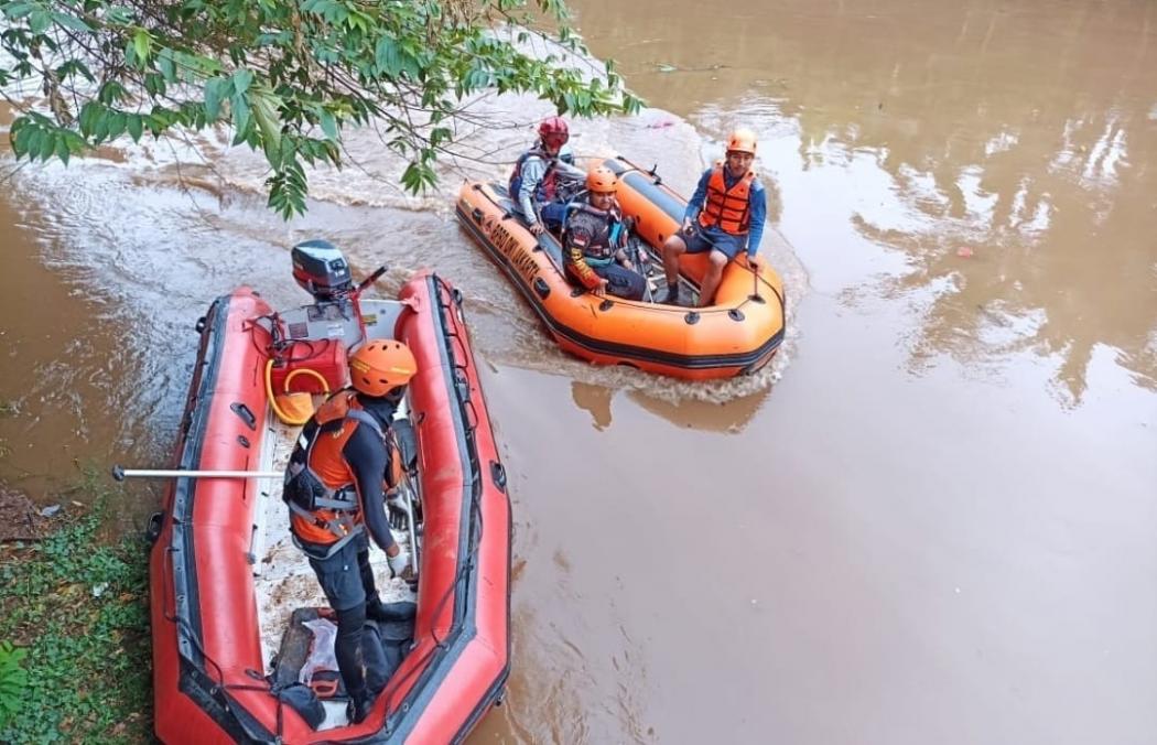 Pria Paruh Baya Hilang Terseret Arus Kali Pesanggrahan Jakbar, Tim SAR Turun Tangan