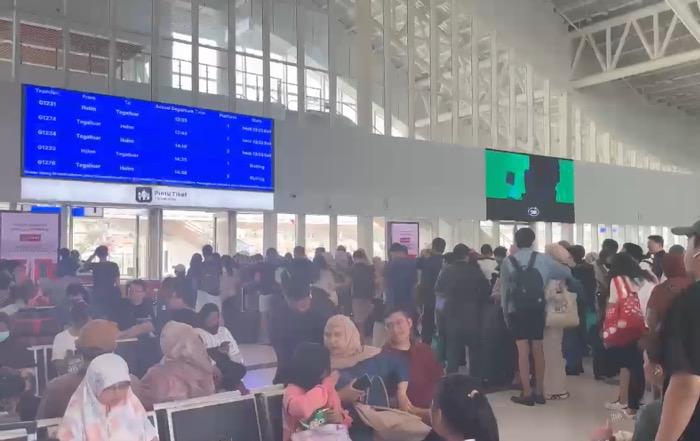 Potret Stasiun Kereta Cepat Whoosh Dipadati Penumpang di Libur Panjang Waisak 2024