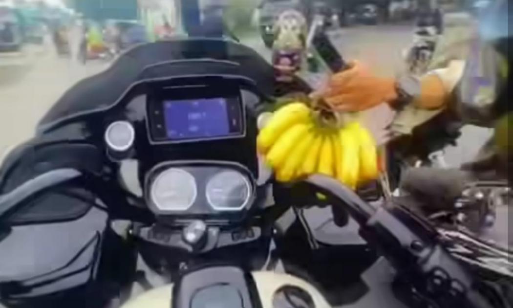 Bikin Ngakak, Touring Pakai Harley-Davidson Raffi Ahmad Dikasih Pisang Setandan