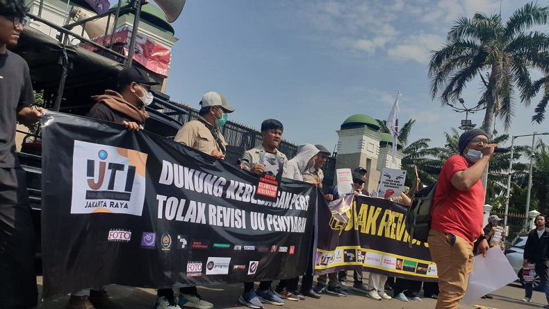 Massa Demo RUU Penyiaran Tolak KPI Dilibatkan dalam Sengketa Pers: Gak Logis!