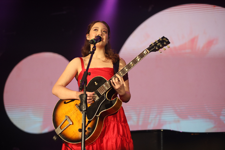 Tampil Memukau, Laufey Sukses Hipnotis Penonton BNI Java Jazz Festival 2024 