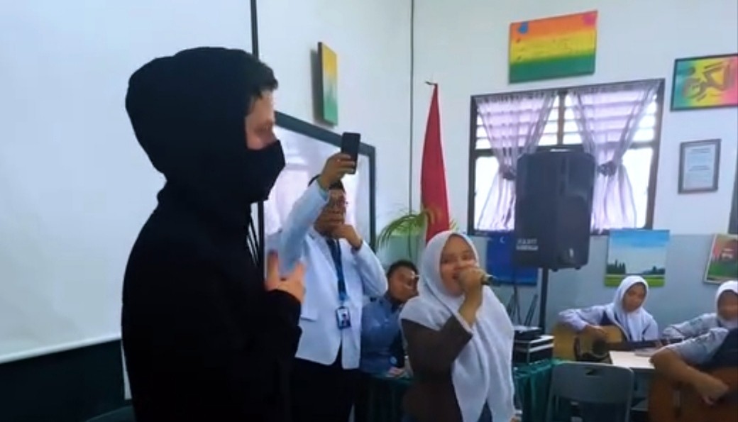 Heboh, Alan Walker Terbang ke Medan Temui Guru dan Siswa yang Viral Nyanyikan Lagunya