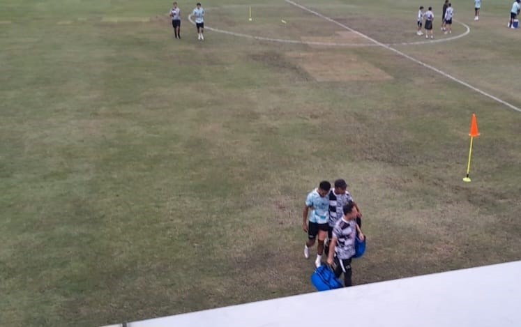 Gawat! Yance Sayuri Dibopong saat Latihan Perdana Timnas Indonesia, Cedera?