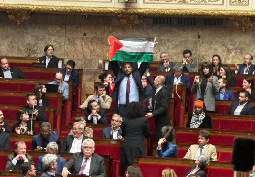 Kibarkan Bendera Palestina di Gedung Parlemen, Anggota DPR Prancis Diskors 15 Hari dan Dipotong Gaji