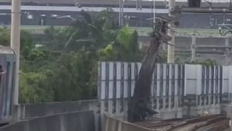 Penampakan Muatan Crane Jatuh di Jalur MRT depan Kejagung, Perjalanan Terganggu