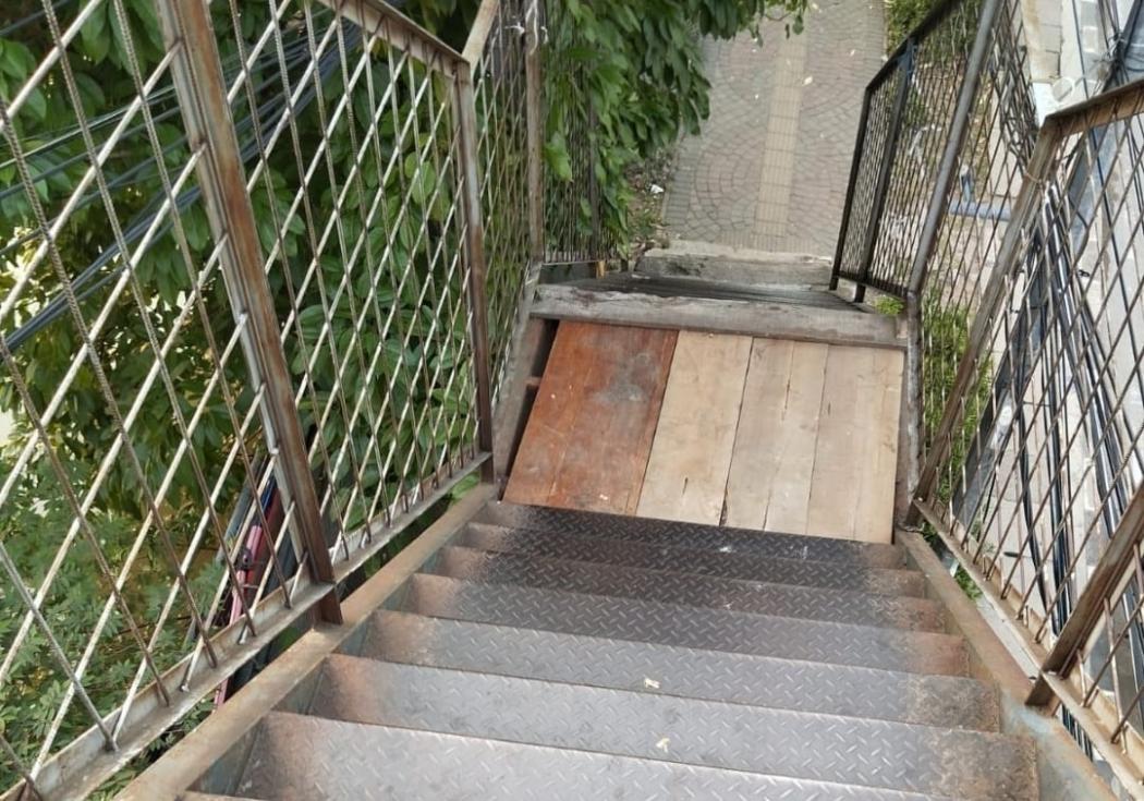 Tangga JPO Stasiun Kampung Bandan Bolong, Diduga Dicuri
