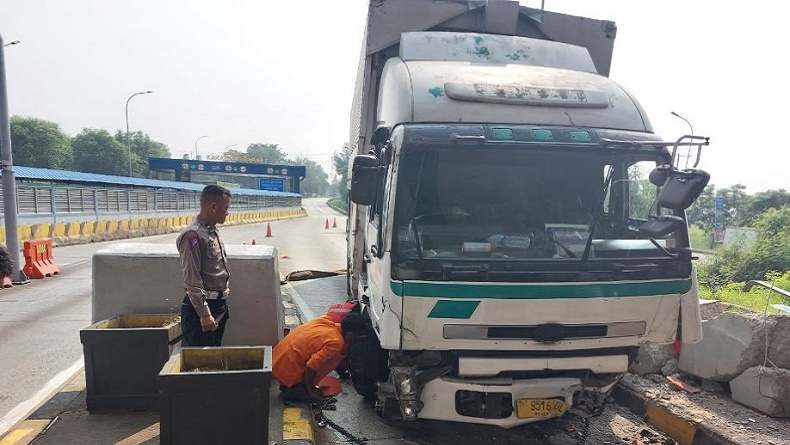 Kecelakaan di Tol Karawang Barat, Truk Rem Blong Tabrak 2 Minibus saat Antre di Pintu Keluar