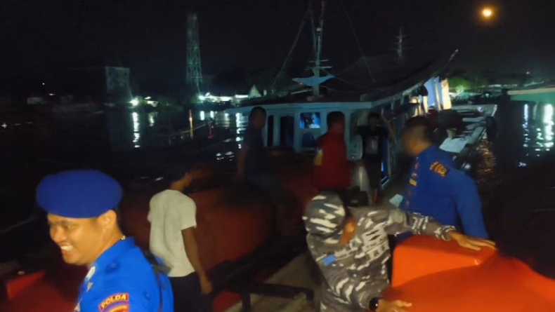 Razia Barang Ilegal, Tim Gabungan Periksa Muatan Kapal di Pelabuhan Limbung Mentok